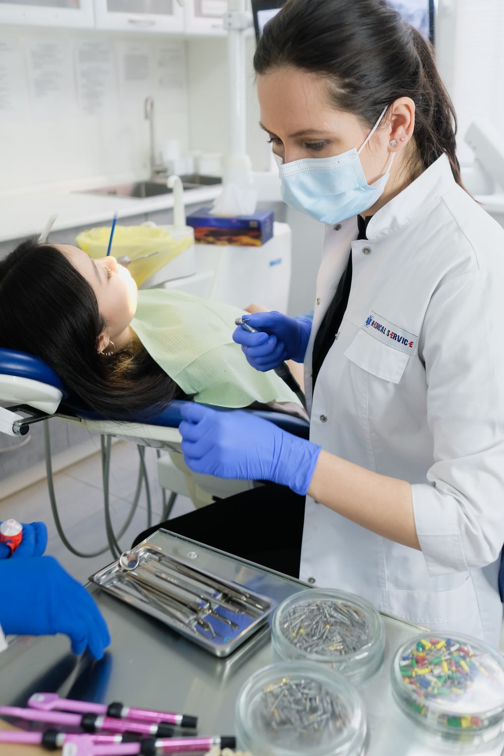 Dentista fazendo a limpeza dos dentes de uma paciente